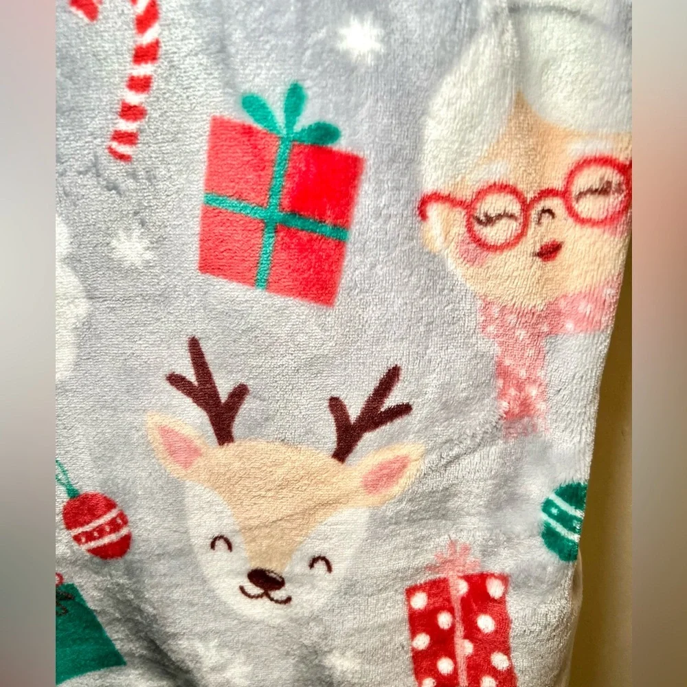 Mrs. Claus Santa & Reindeer Decorative Christmas Throw Blanket Gifts Smowflakes
